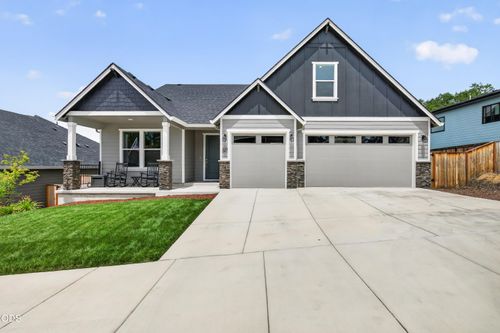 327 Arrowhead Trail, Eagle Point, OR, 97524 | Card Image