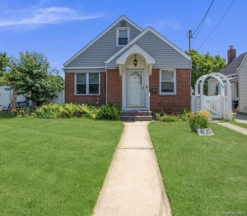 149 Arlington St, Mineola, NY, 11501-2004 | Card Image