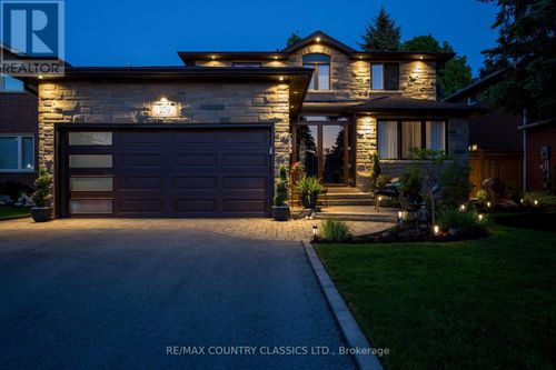 279 Manchester Dr, Newmarket, ON, L3Y6J4 | Card Image