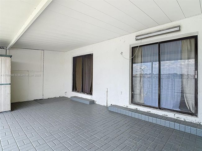 5863 - 5863 W 28 Th Ave, Condo with 2 bedrooms, 2 bathrooms and null parking in Hialeah FL | Image 19