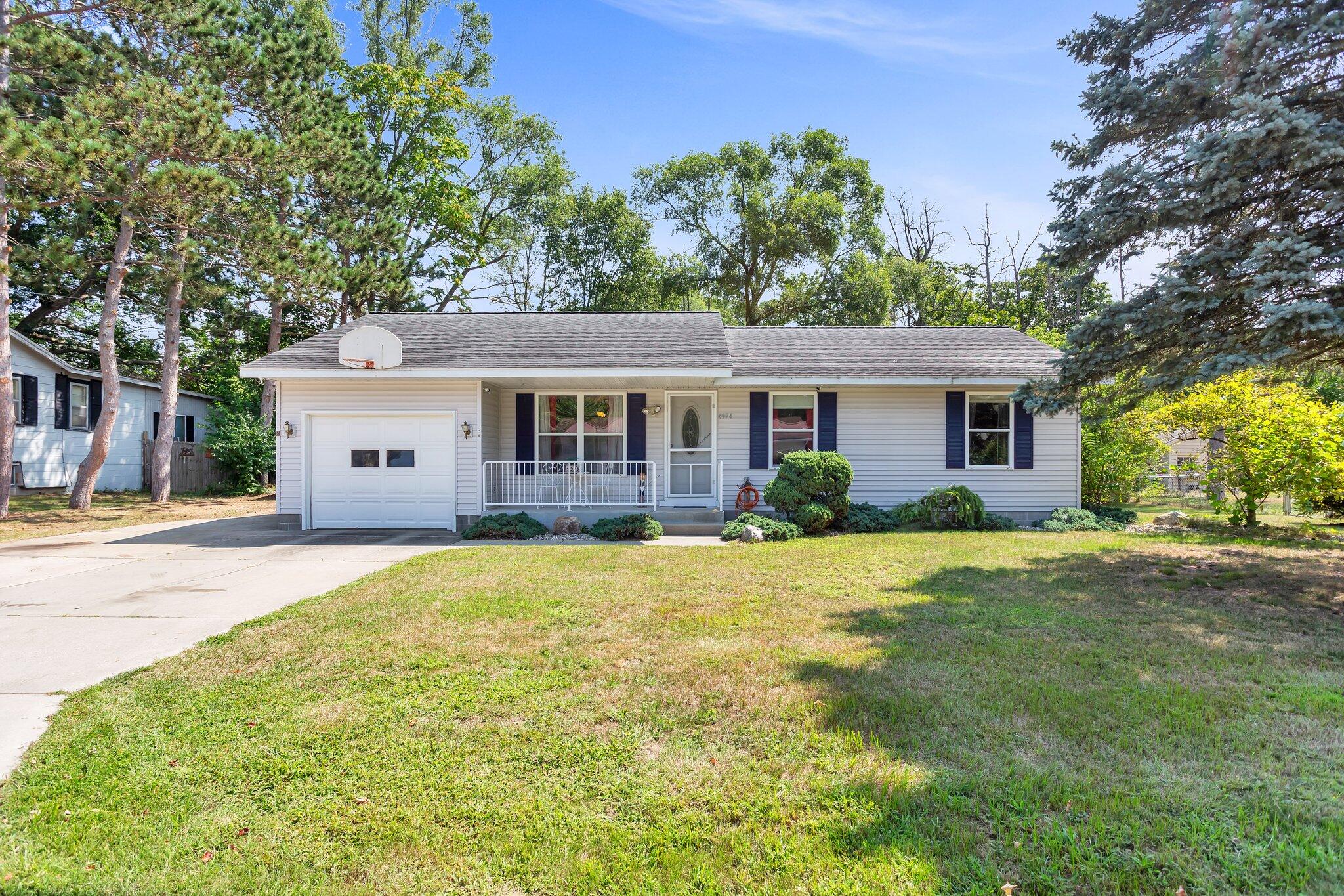 Mckinley Ct, Norton Shores, MI 49441