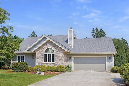 8816 N Seneca Road, Bayside, WI, 53217 | Card Image