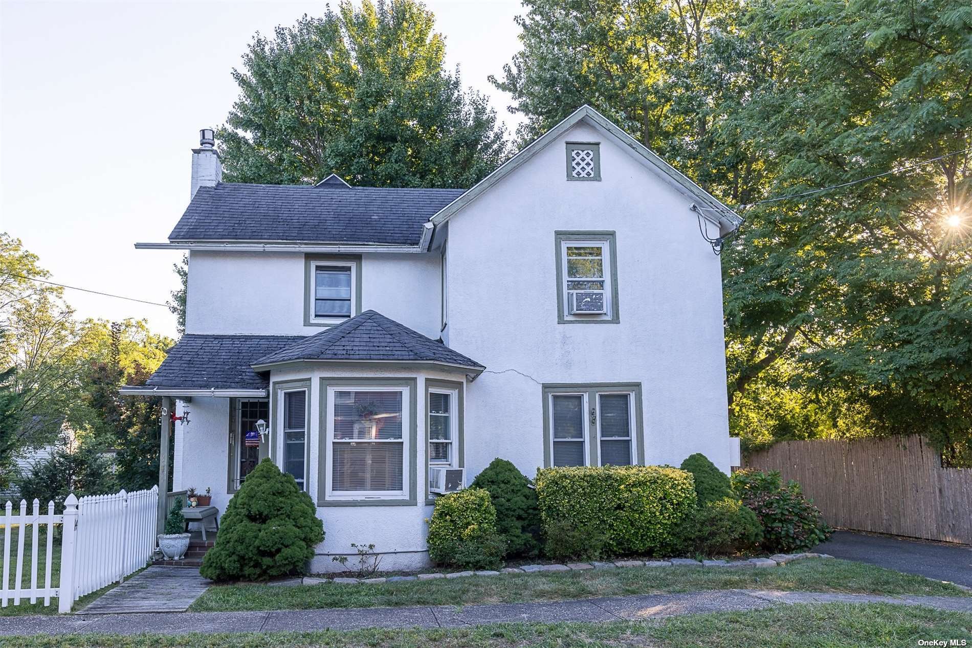 Park Ave, Bay Shore, NY 11706