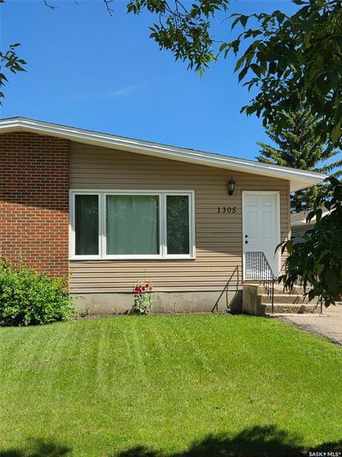 1305 Park Ave, Home with 2 bedrooms, 1 bathrooms and 2 parking in Weyburn SK | Card Image