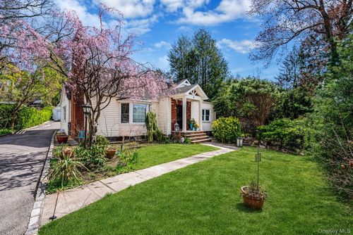 11 Edgewood Avenue, Oyster Bay, NY, 11545 | Card Image
