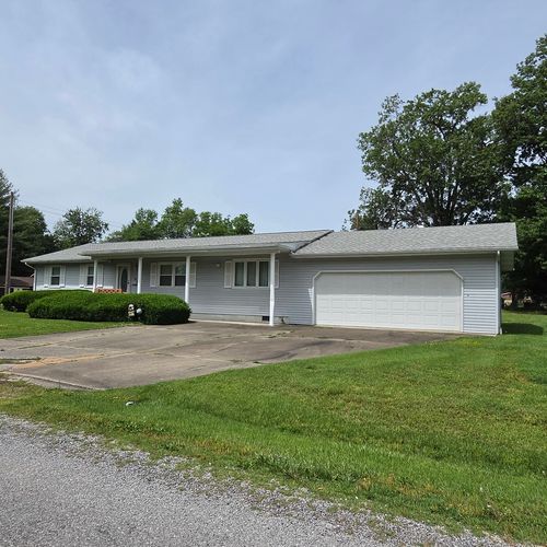 107 S 10th St, Benton, IL, 62812-3221 | Card Image
