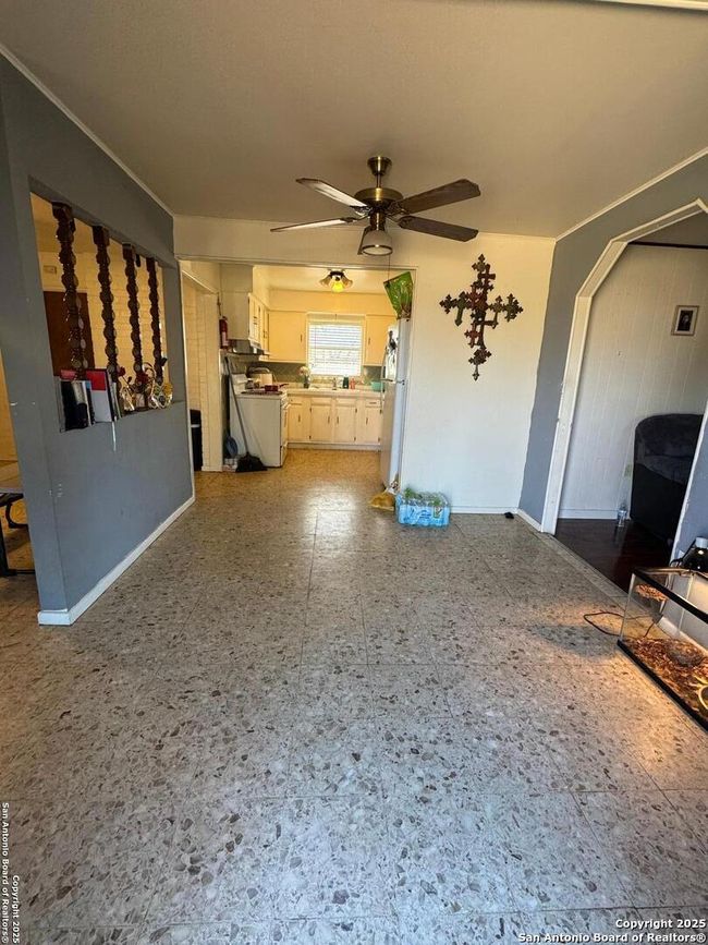305 E Hugo St, House other with 3 bedrooms, 1 bathrooms and null parking in Dilley TX | Image 6