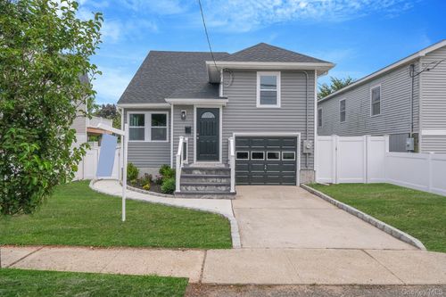 47 E Jackson Ave, Babylon, NY, 11702-4208 | Card Image