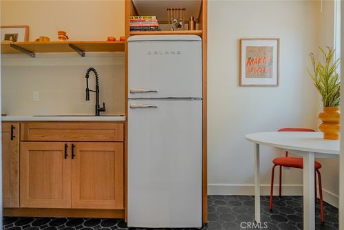 107-325 W 3rd St, Long Beach, CA, 90802-3001 | Card Image