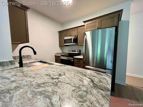 612 Pointe Dr, Walled Lake, MI, 48390-3583 | Card Image