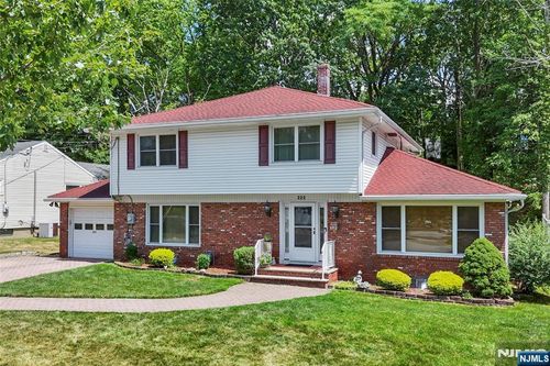 222 Zabriskie Pl, River Edge, NJ, 07661-1733 | Card Image