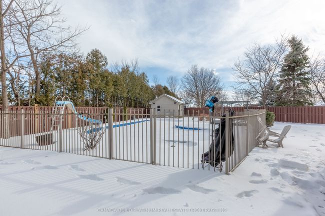 150 Seymour Cres, House other with 7 bedrooms, 4 bathrooms and 4 parking in Windsor ON | Image 11
