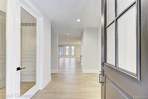 2533 N Vermont Ave, Royal Oak, MI, 48073-4265 | Card Image