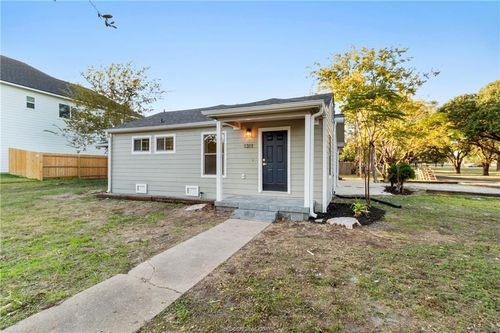 1311 Milner Dr, College Station, TX, 77840-2427 | Card Image