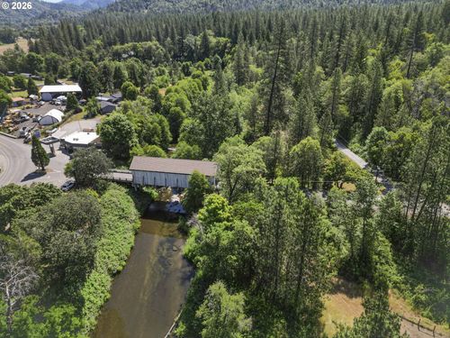 8622 E Evans Creek Rd, Rogue River, OR, 97537-6660 | Card Image