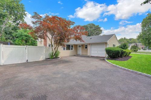 5 Arcadia Dr, Dix Hills, NY, 11746-6904 | Card Image