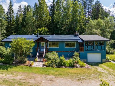 808 Oster Rd, House other with 3 bedrooms, 2 bathrooms and null parking in Golden BC | Image 1