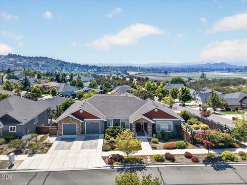 4200 Falcon Ridge Ter, Medford, OR, 97504-9140 | Card Image