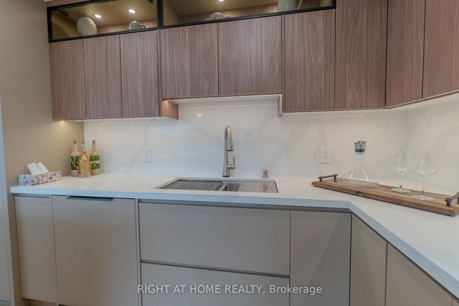 608 - 447 Walmer Rd, Condo with 3 bedrooms, 4 bathrooms and 2 parking in York ON | Image 8