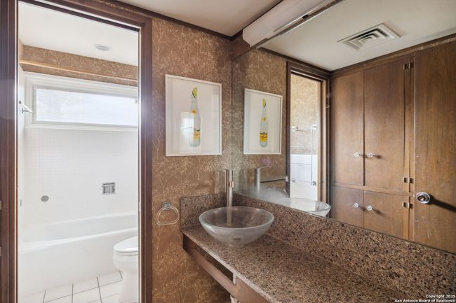 225 Carolwood Dr, House other with 3 bedrooms, 2 bathrooms and null parking in Castle Hills TX | Image 37