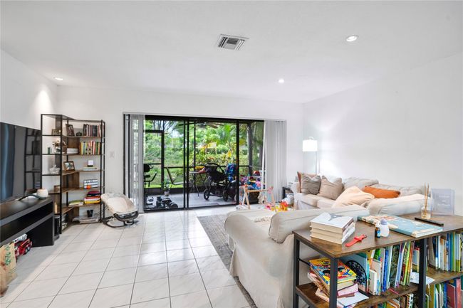 4306 Carambola Cir N, Townhouse with 2 bedrooms, 3 bathrooms and null parking in Coconut Creek FL | Image 6