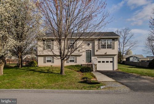 140 Thoreau Dr, INWOOD, WV, 25428-4299 | Card Image