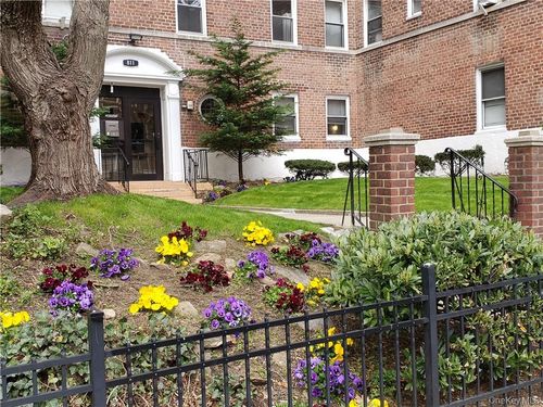 c-811 Bronx River Rd, Yonkers, NY, 10708-8020 | Card Image