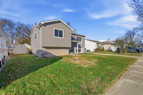 8743 Lillian Dr, Newport, MI, 48166-9351 | Card Image