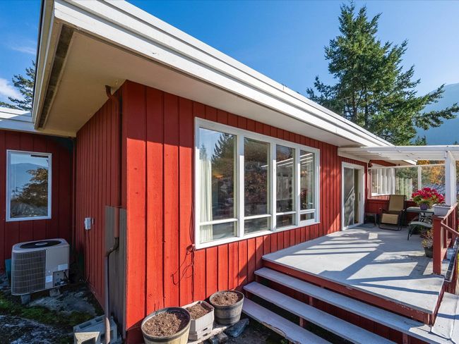 38255 Vista Crescent, House other with 4 bedrooms, 2 bathrooms and 6 parking in Squamish BC | Image 2