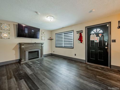 6087 N Parent St, Westland, MI, 48185-3163 | Card Image