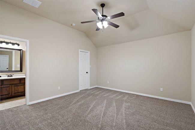 Upstairs bedroom 1 with en suite bath. | Image 22
