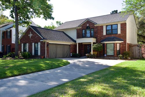 29 Dover Dr, Conroe, TX, 77304-2747 | Card Image