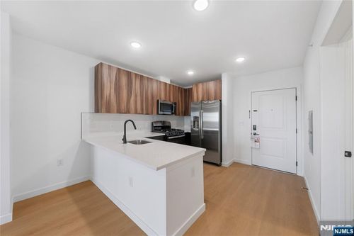 3g-768 Bergen St, Newark, NJ, 07108-1802 | Card Image