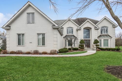 9200 Falling Waters Dr W, Burr Ridge, IL, 60527-6861 | Card Image