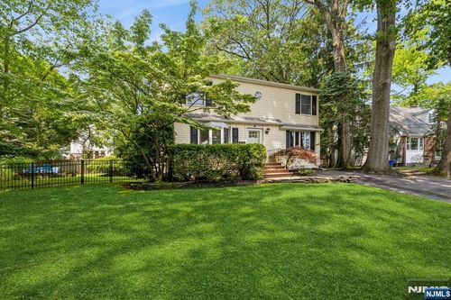 41 Roosevelt St, Cresskill, NJ, 07626-1329 | Card Image