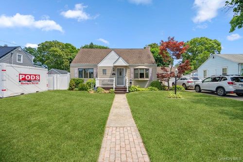 17 Brook Pl, East Islip, NY, 11730-1001 | Card Image