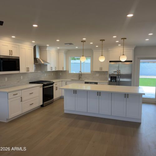 2833 E Sierra St, Phoenix, AZ, 85028-1913 | Card Image