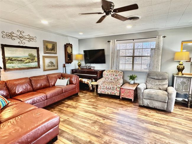 302 E Castlewood Dr, House other with 2 bedrooms, 1 bathrooms and 4 parking in Granite Shoals TX | Image 12