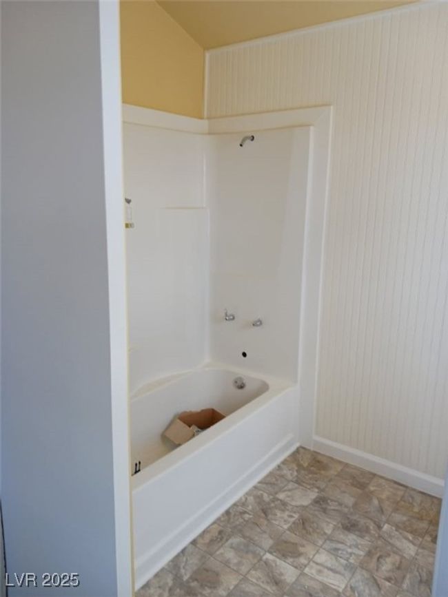 Full bathroom with washtub / shower combination | Image 21