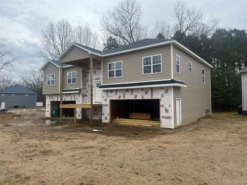 230 Whispering Pines Dr, Fenton, MI, 48430-5302 | Card Image