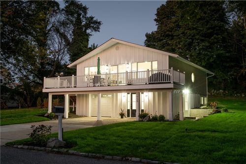 1055 Anthony Rd, Portsmouth, RI, 02871-5905 | Card Image