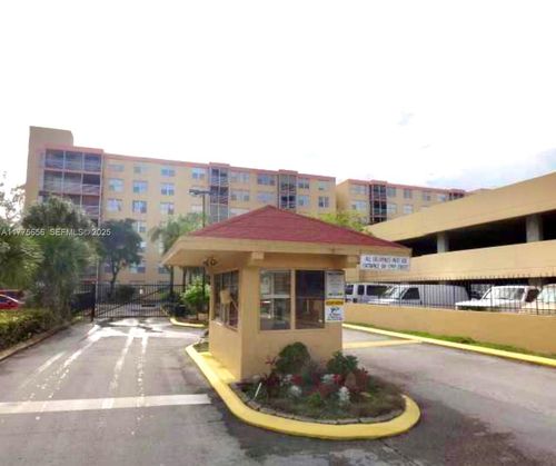 714-17890 W Dixie Hwy, North Miami Beach, FL, 33160-4864 | Card Image