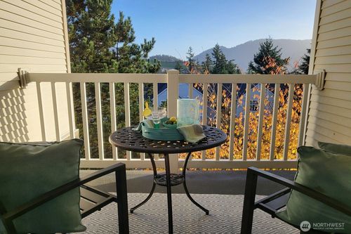 unit-c303-23420 Se Black Nugget Rd, Issaquah, WA, 98029-6914 | Card Image