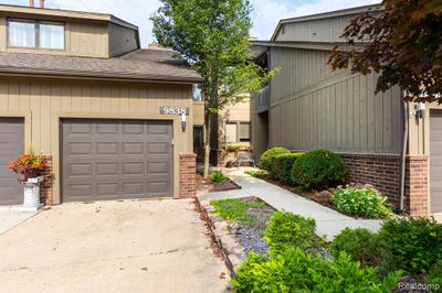 9838 Hawthorne Glen Drive, Condo with 4 bedrooms, 2 bathrooms and null parking in Grosse Ile Twp MI | Image 3