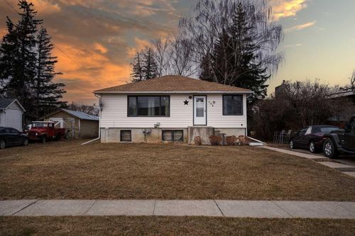 164 S 100 E, Raymond, AB, T0K2S0 | Card Image