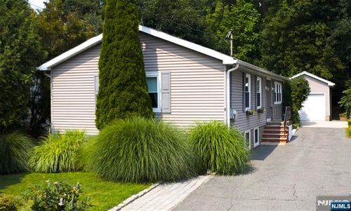 8 Martin Rd, Verona, NJ, 07044-2822 | Card Image