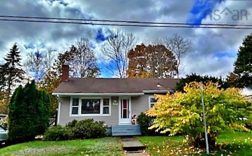 169 Crescent St, Bridgewater, NS, B4V1L1 | Card Image