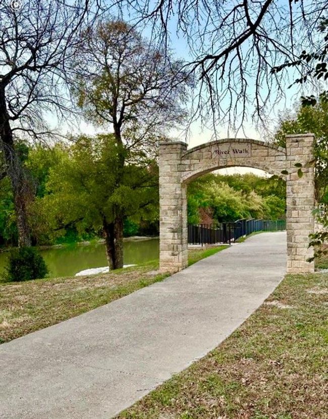 125 Dove Meadow Lane, For Sale in Glen Rose Zoocasa