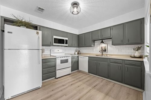 apt-320-130 Thompson Dr Se, Cedar Rapids, IA, 52403-1703 | Card Image