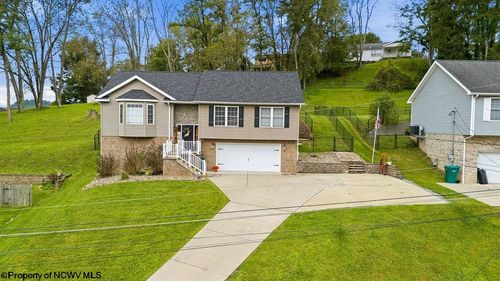 8 Coolview Ln, Bridgeport, WV, 26330-1009 | Card Image